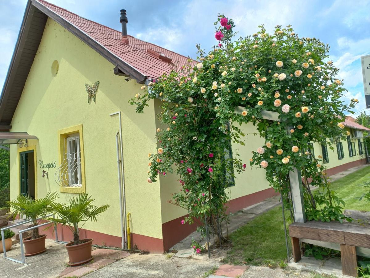 Árnyas Park Apartmanház Bed and Breakfast Balatonalmádi Exterior foto