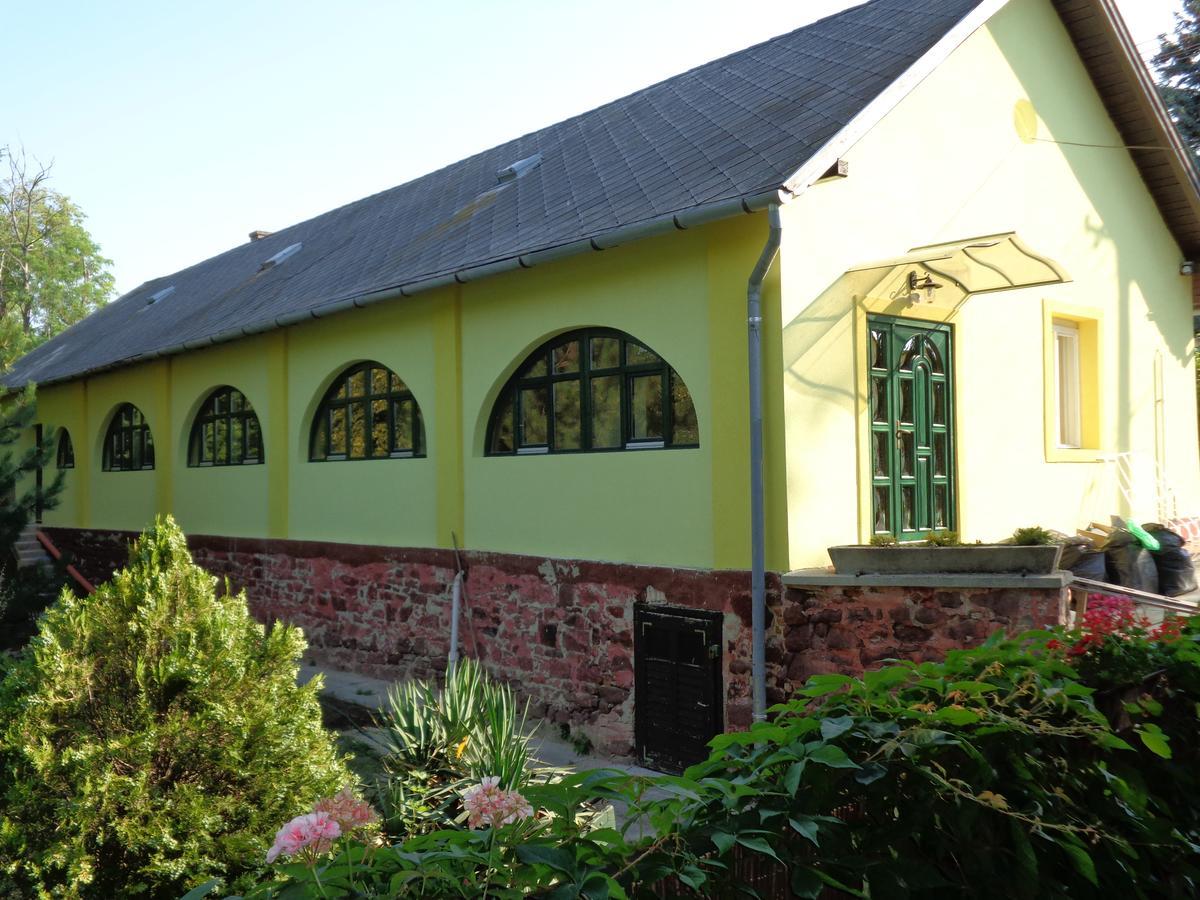 Árnyas Park Apartmanház Bed and Breakfast Balatonalmádi Exterior foto