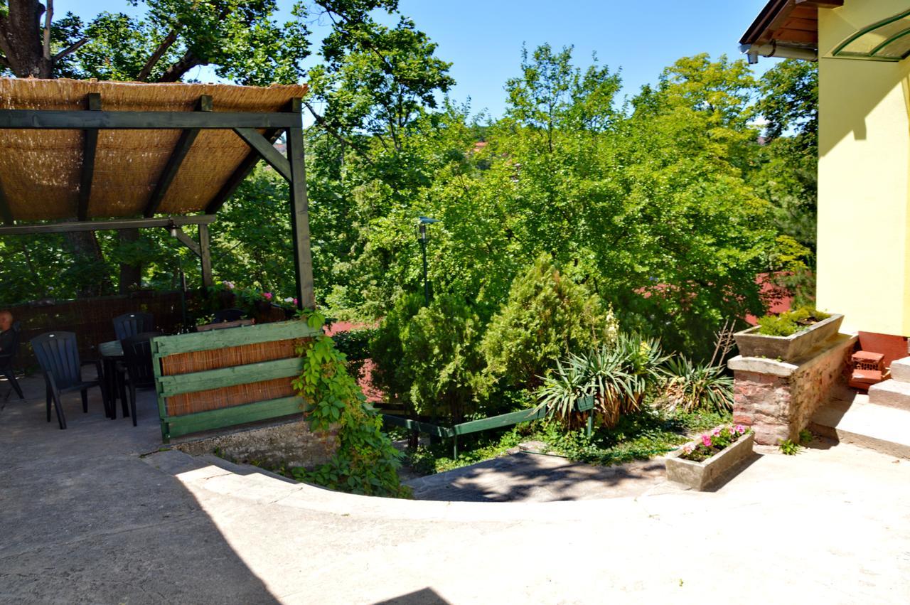 Árnyas Park Apartmanház Bed and Breakfast Balatonalmádi Exterior foto