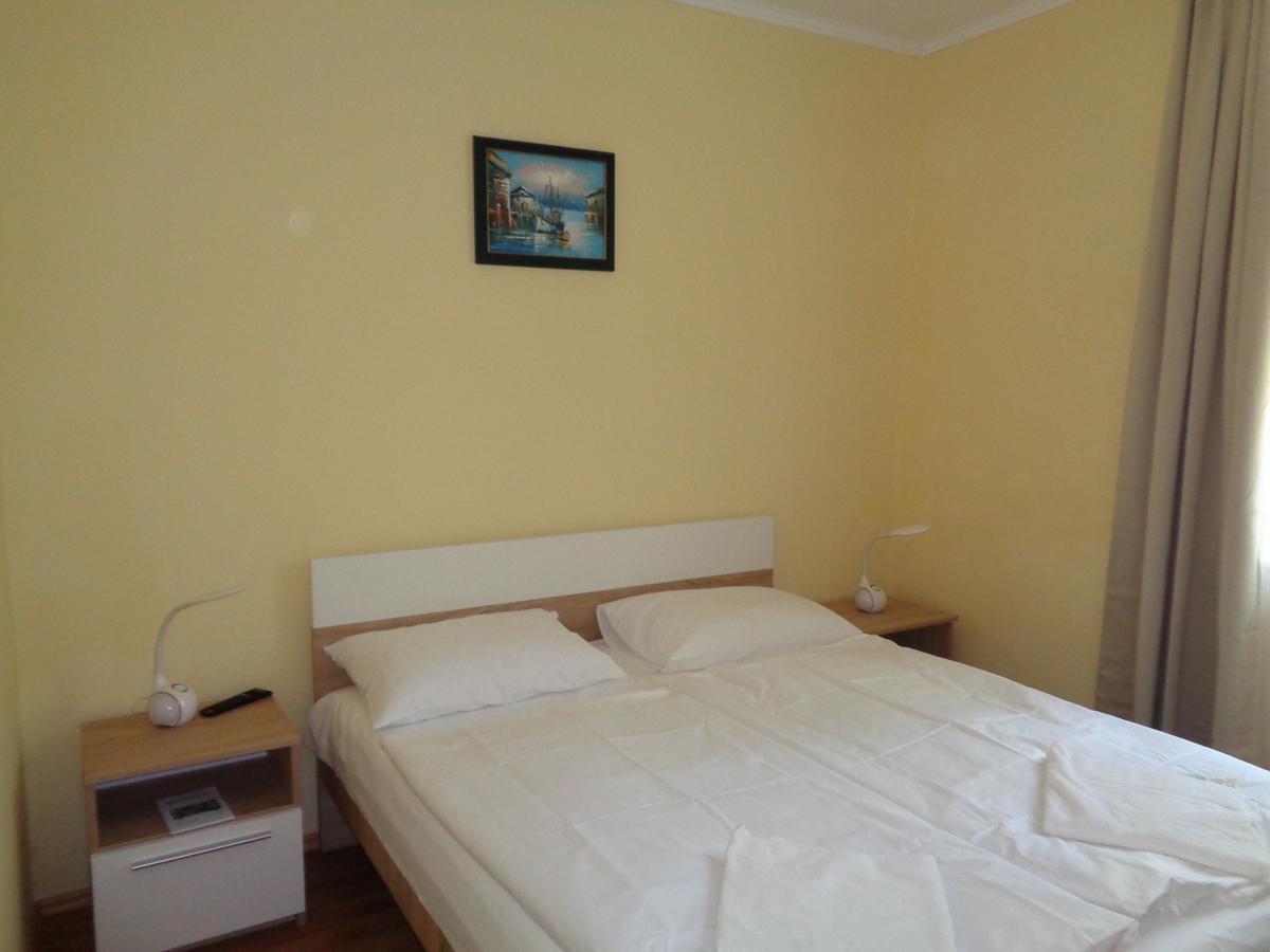 Árnyas Park Apartmanház Bed and Breakfast Balatonalmádi Exterior foto