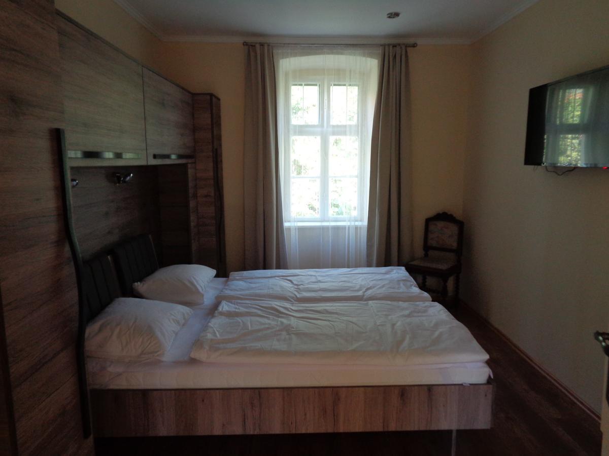 Árnyas Park Apartmanház Bed and Breakfast Balatonalmádi Exterior foto