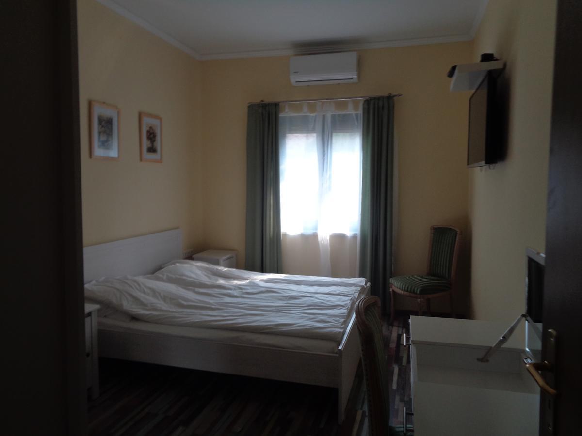Árnyas Park Apartmanház Bed and Breakfast Balatonalmádi Exterior foto