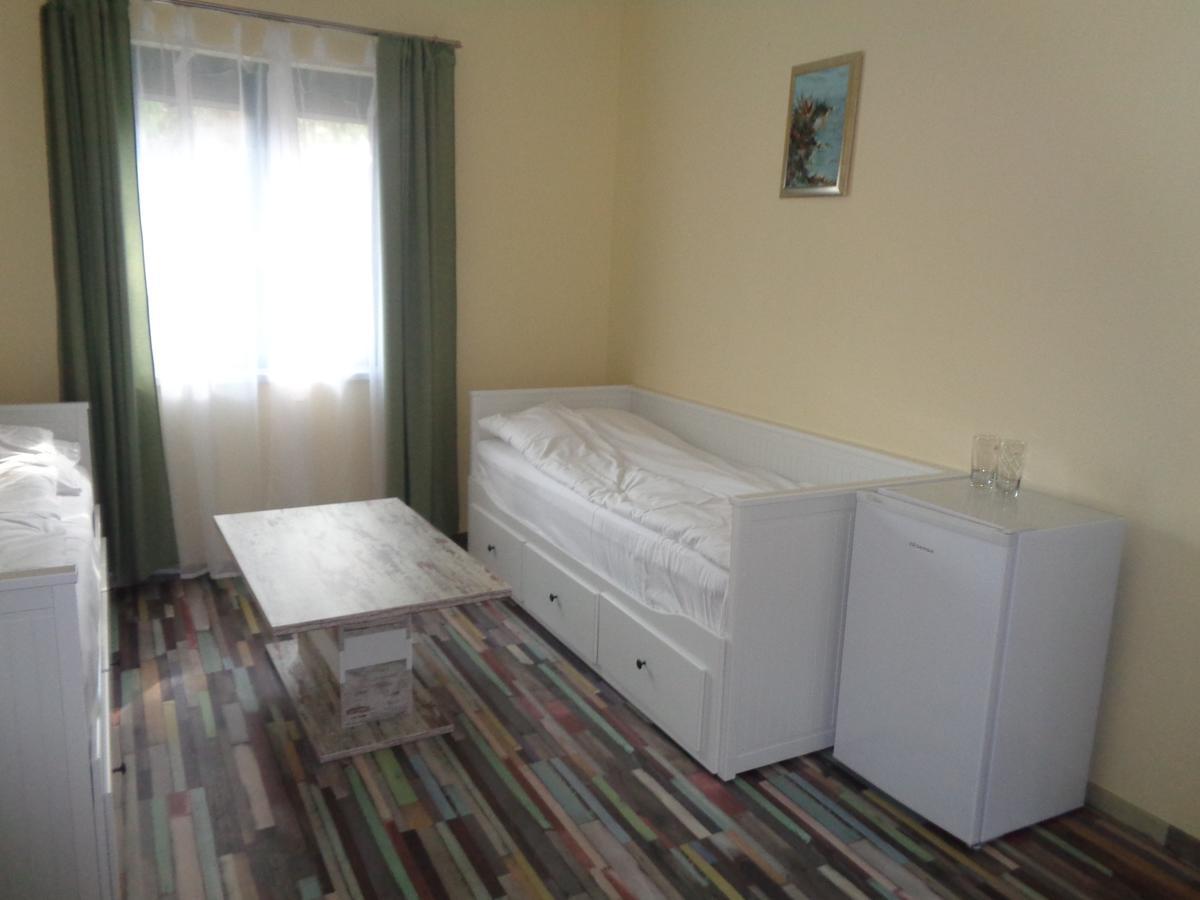 Árnyas Park Apartmanház Bed and Breakfast Balatonalmádi Exterior foto