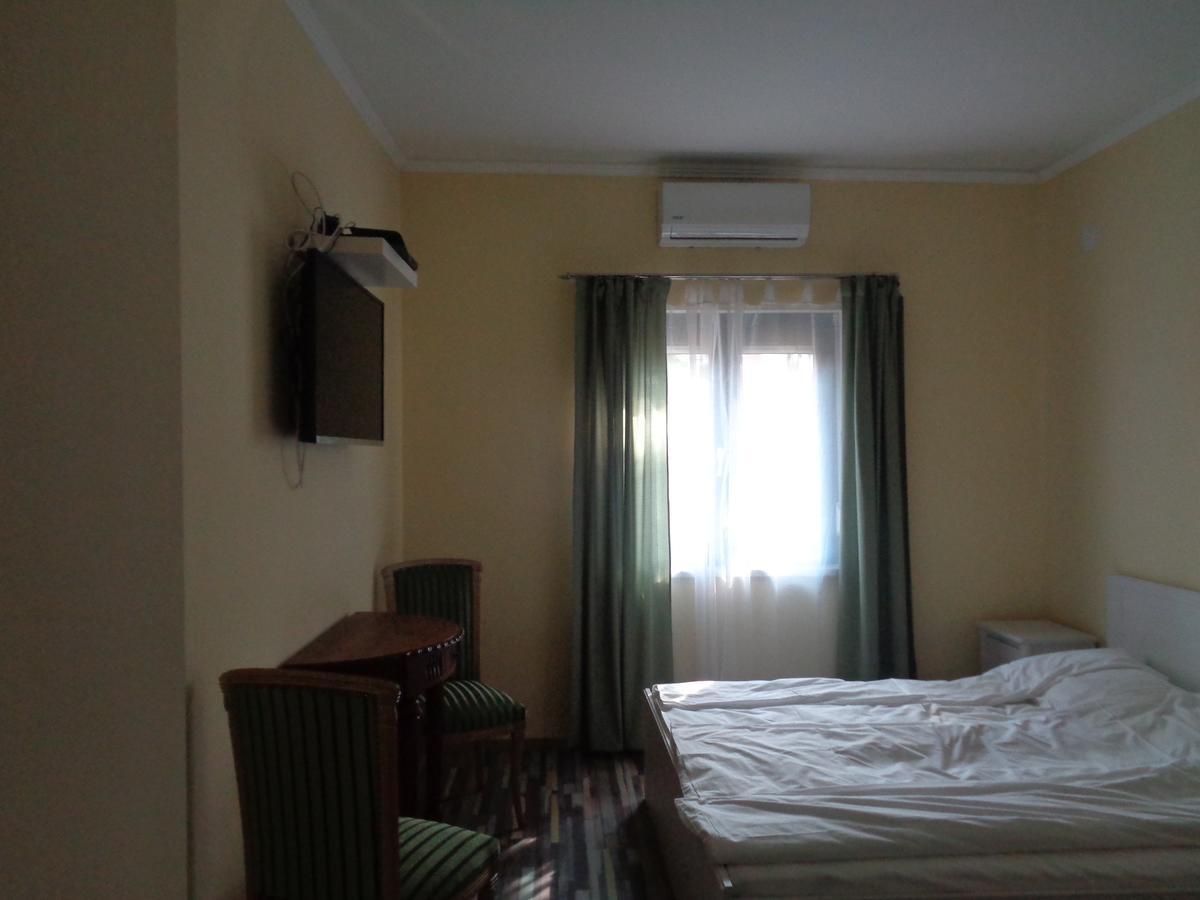 Árnyas Park Apartmanház Bed and Breakfast Balatonalmádi Exterior foto