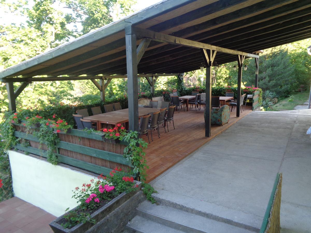 Árnyas Park Apartmanház Bed and Breakfast Balatonalmádi Exterior foto