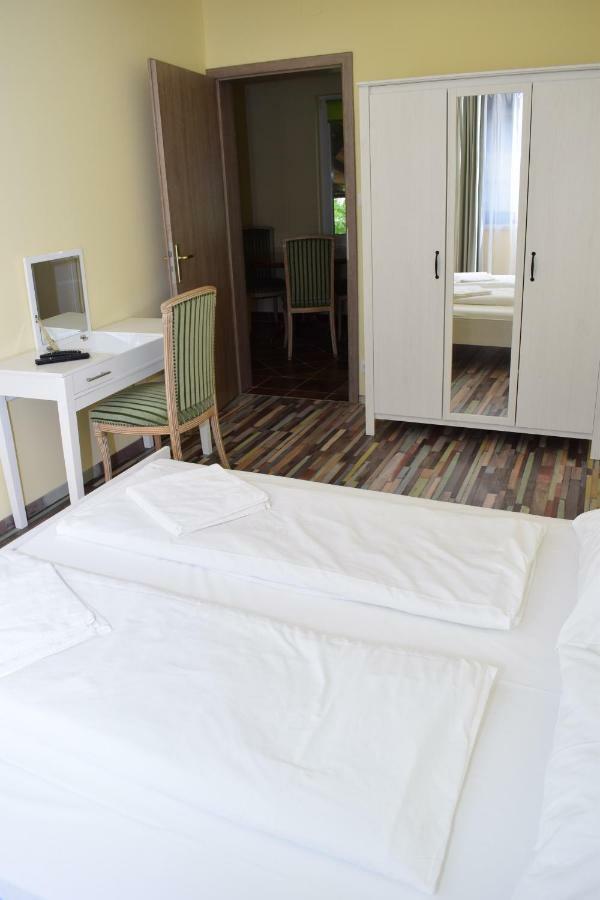 Árnyas Park Apartmanház Bed and Breakfast Balatonalmádi Exterior foto