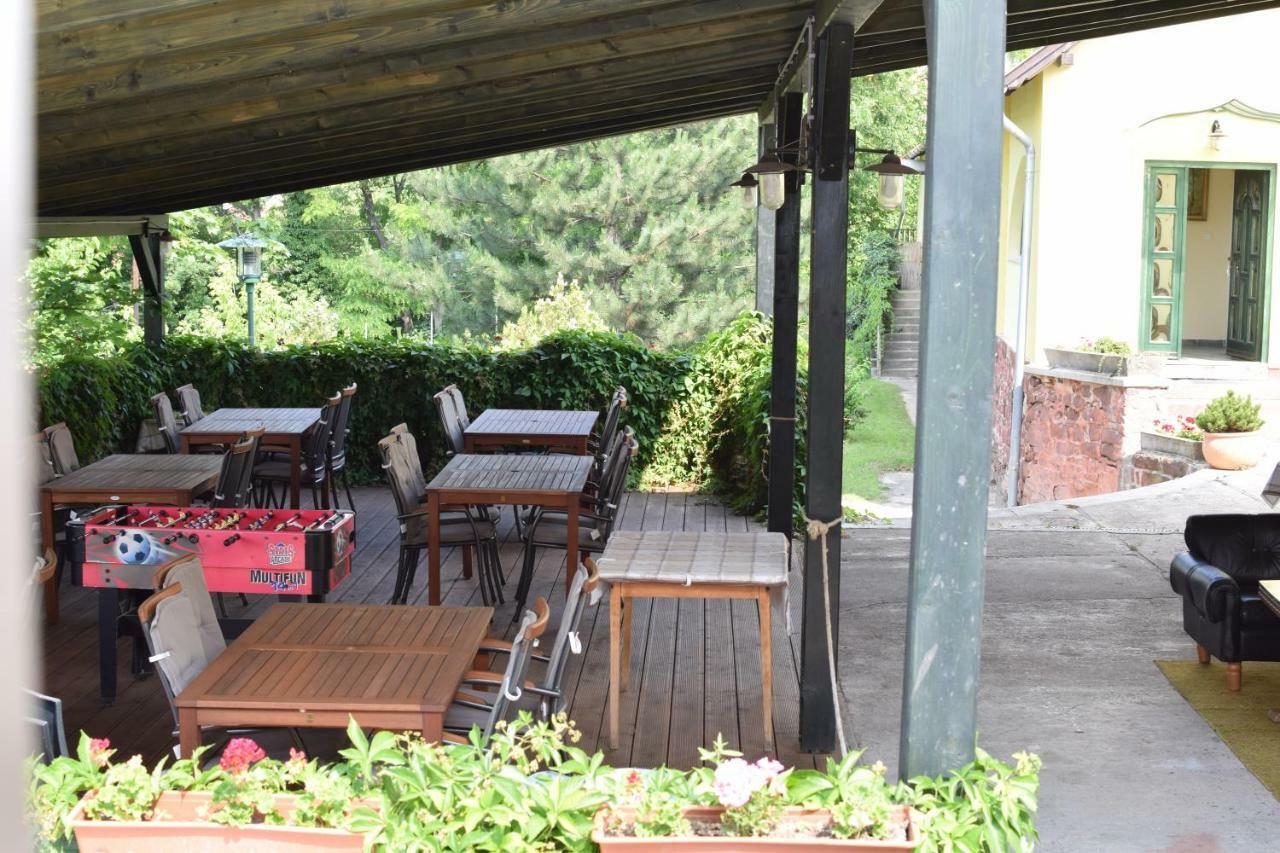 Árnyas Park Apartmanház Bed and Breakfast Balatonalmádi Exterior foto