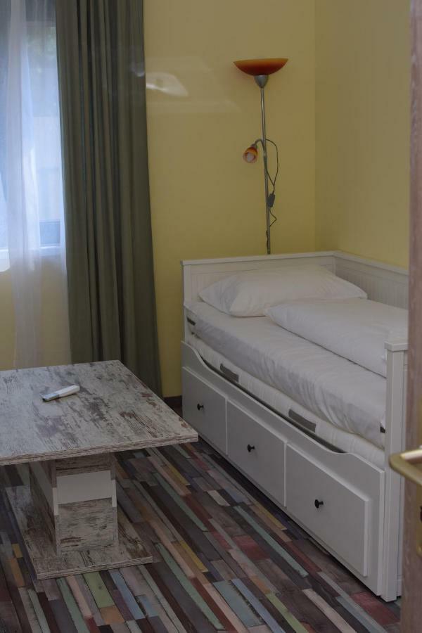 Árnyas Park Apartmanház Bed and Breakfast Balatonalmádi Exterior foto